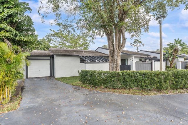 107 Conaskonk Circle, Royal Palm Beach, FL 33411