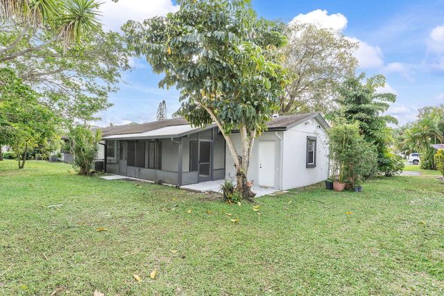 107 Conaskonk Circle, Royal Palm Beach, FL 33411