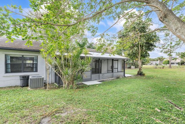 107 Conaskonk Circle, Royal Palm Beach, FL 33411