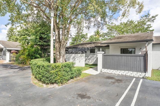 107 Conaskonk Circle, Royal Palm Beach, FL 33411