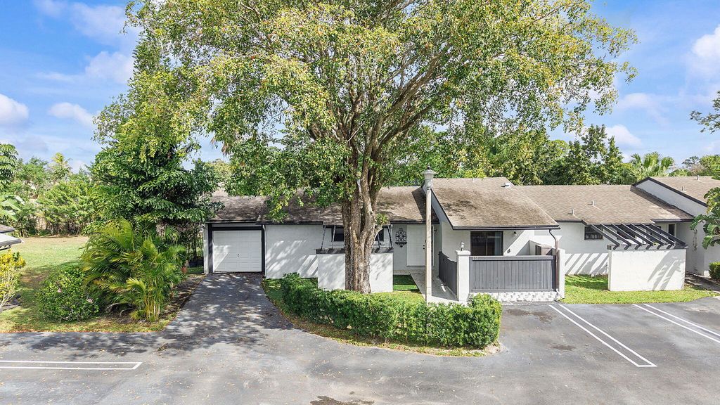 107 Conaskonk Circle, Royal Palm Beach, FL 33411