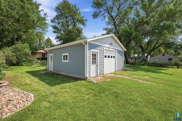 437 Holder St Street, Larchwood, IA 51241