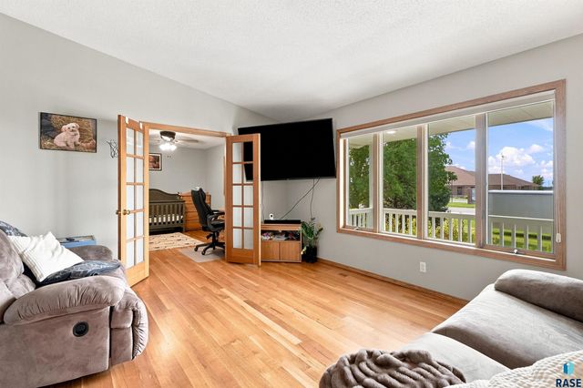 437 Holder St Street, Larchwood, IA 51241