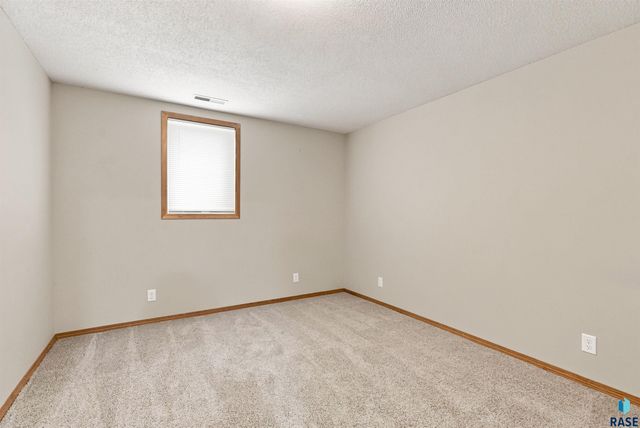 437 Holder St Street, Larchwood, IA 51241