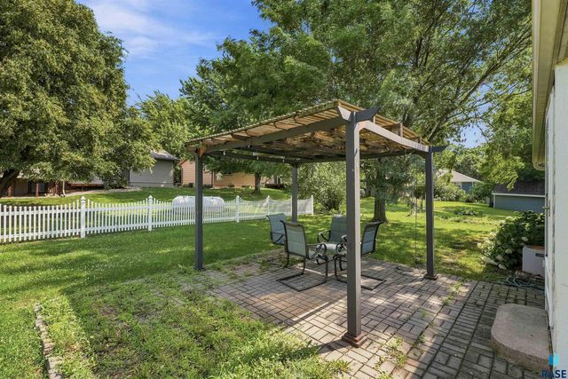 437 Holder St Street, Larchwood, IA 51241