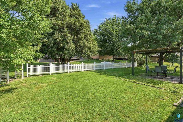 437 Holder St Street, Larchwood, IA 51241
