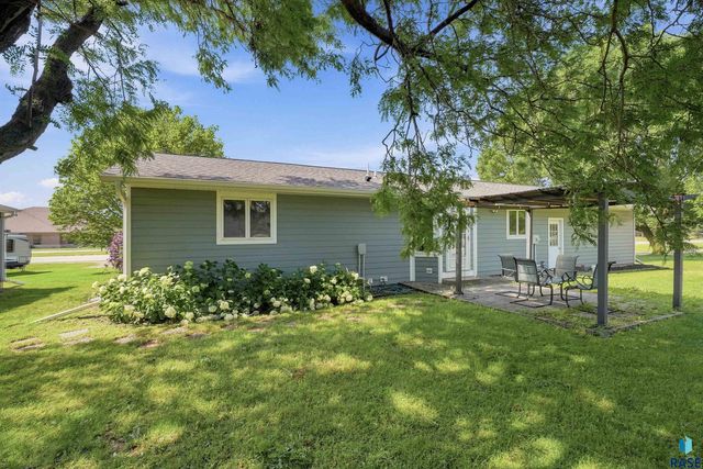 437 Holder St Street, Larchwood, IA 51241
