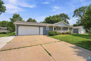 437 Holder St Street, Larchwood, IA 51241