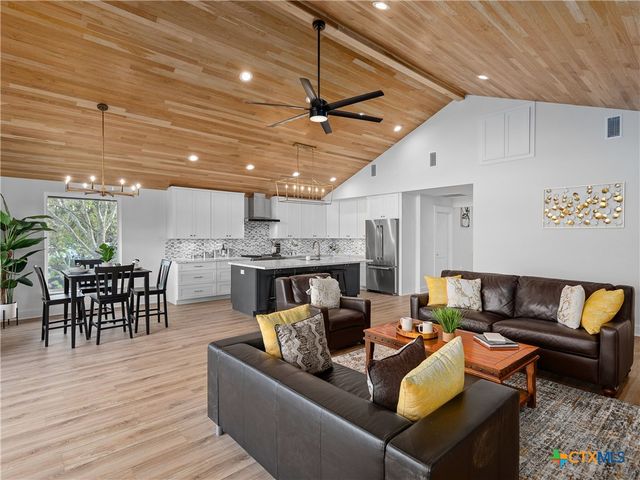 874 Lakebreeze Drive, Canyon Lake, TX 78133