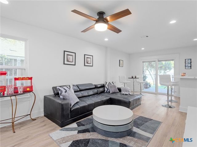 874 Lakebreeze Drive, Canyon Lake, TX 78133