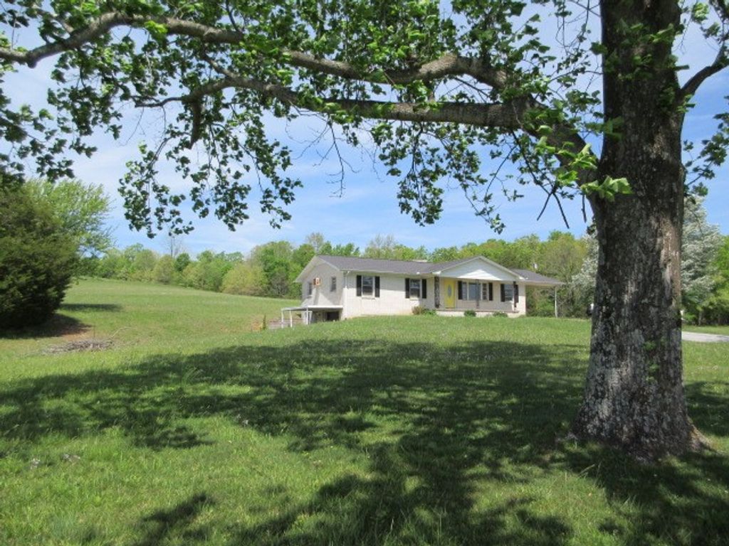 11694 Hurricane Creek Rd, Mc Ewen, TN 37101