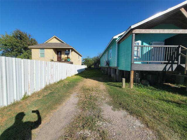 715 11th Street A, Dickinson, TX 77539