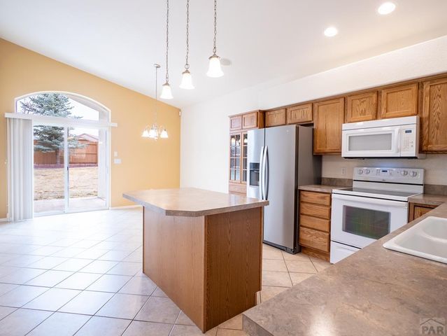 960 Peachcrest Dr, Pueblo, CO 81005