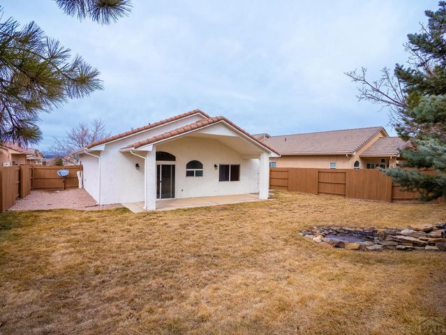 960 Peachcrest Dr, Pueblo, CO 81005