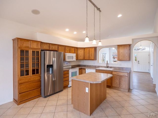 960 Peachcrest Dr, Pueblo, CO 81005