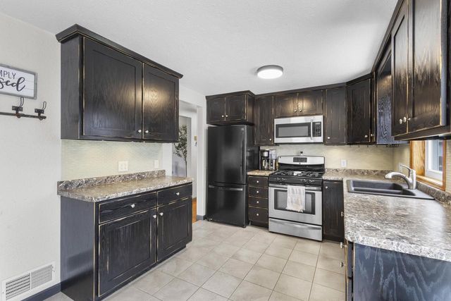 2233 MAGNOLIA LANE, Green Bay, WI 54304