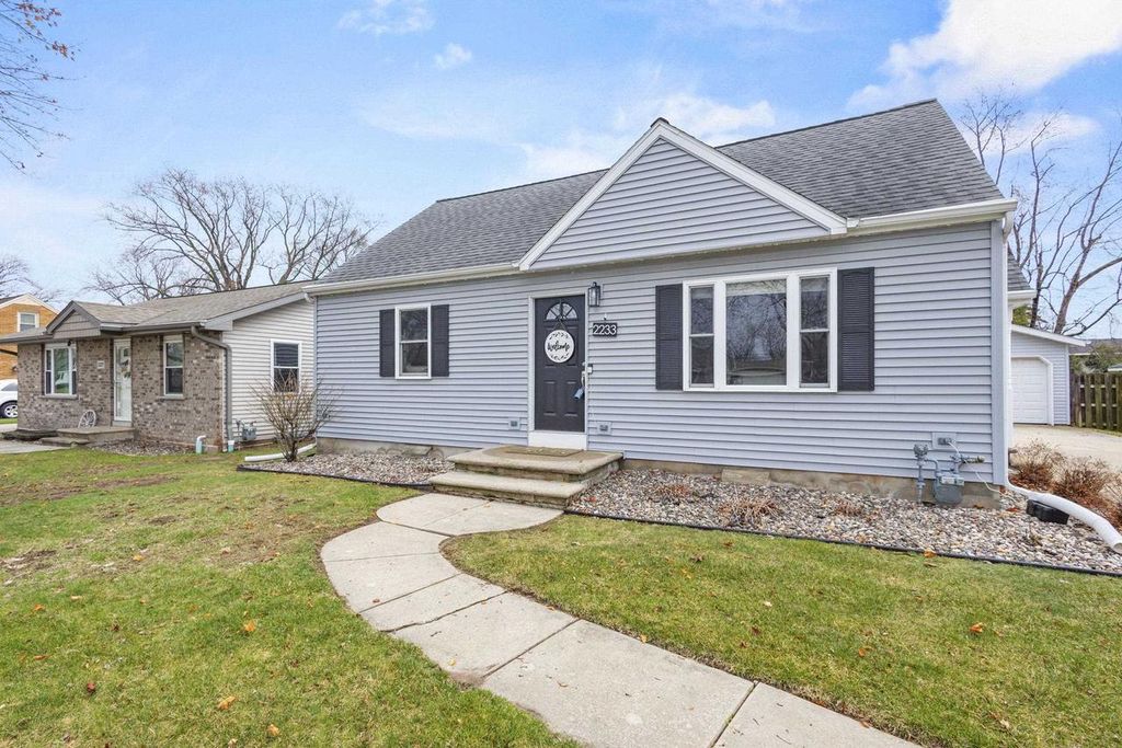 2233 MAGNOLIA LANE, Green Bay, WI 54304