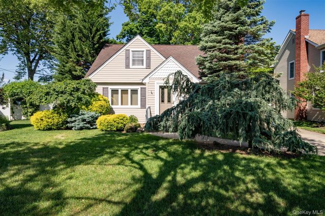7 Briarcliff Drive, Merrick, NY 11566