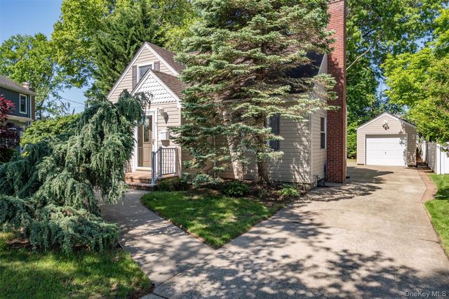 7 Briarcliff Drive, Merrick, NY 11566