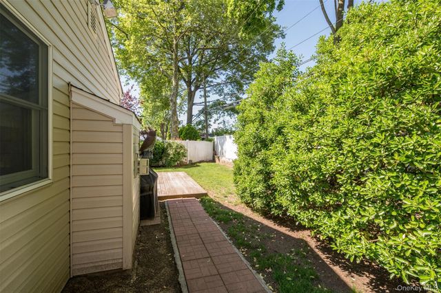 7 Briarcliff Drive, Merrick, NY 11566
