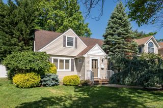 7 Briarcliff Drive, Merrick, NY 11566