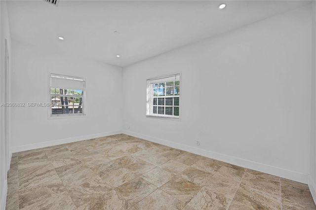 818 NE 3rd St, Hallandale Beach, FL 33009
