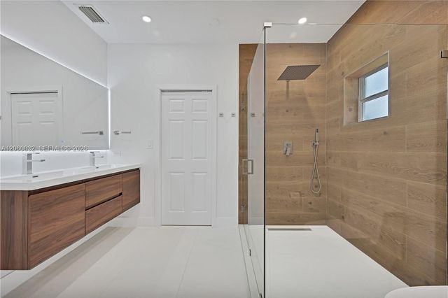 818 NE 3rd St, Hallandale Beach, FL 33009