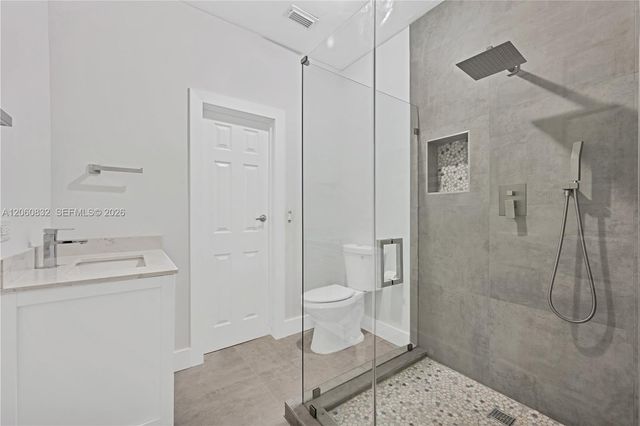 818 NE 3rd St, Hallandale Beach, FL 33009