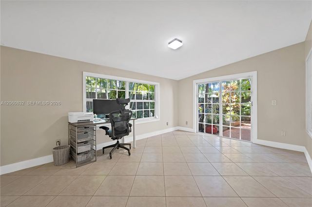 818 NE 3rd St, Hallandale Beach, FL 33009