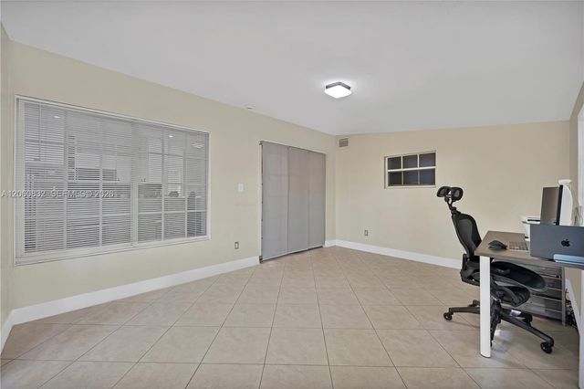818 NE 3rd St, Hallandale Beach, FL 33009
