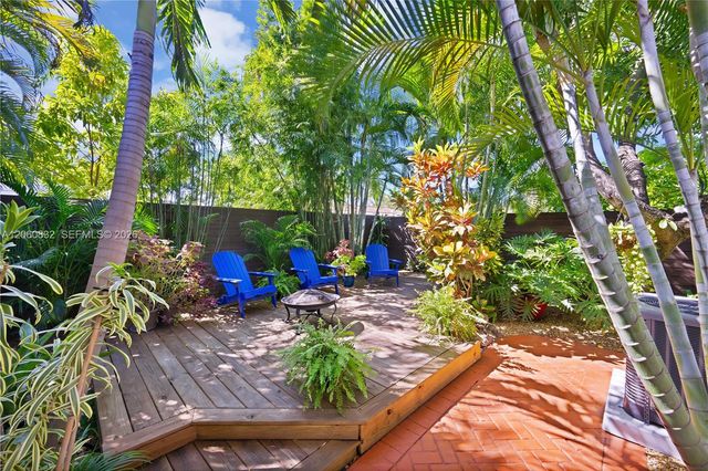 818 NE 3rd St, Hallandale Beach, FL 33009