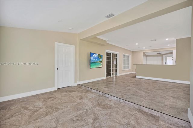 818 NE 3rd St, Hallandale Beach, FL 33009