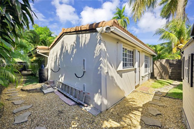818 NE 3rd St, Hallandale Beach, FL 33009