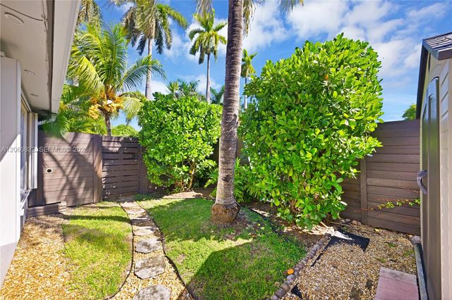 818 NE 3rd St, Hallandale Beach, FL 33009