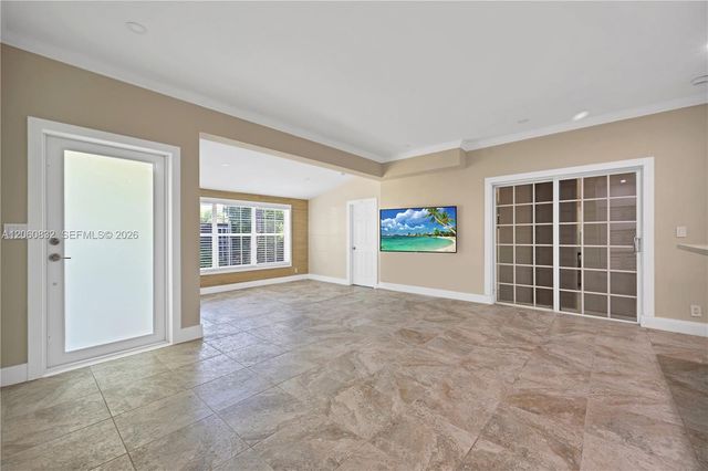 818 NE 3rd St, Hallandale Beach, FL 33009