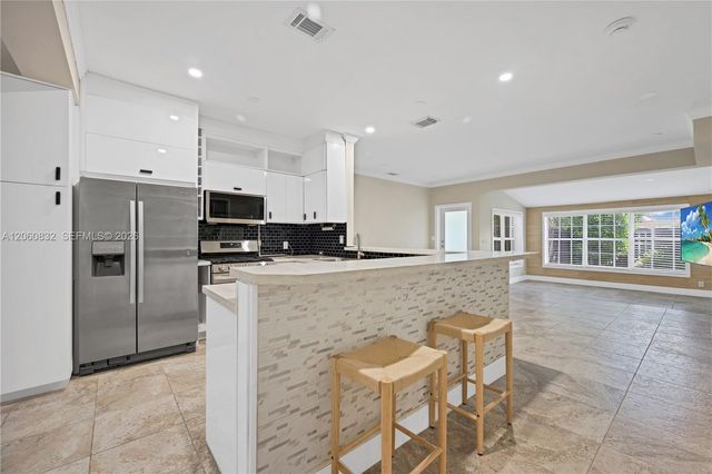 818 NE 3rd St, Hallandale Beach, FL 33009