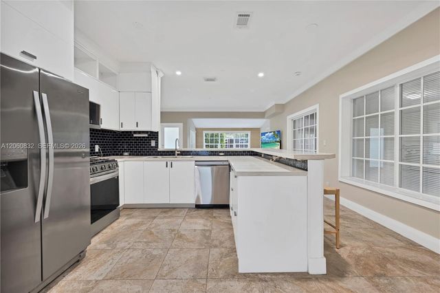 818 NE 3rd St, Hallandale Beach, FL 33009