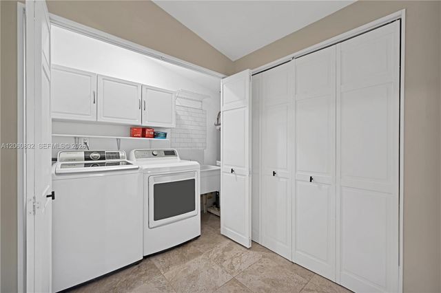818 NE 3rd St, Hallandale Beach, FL 33009