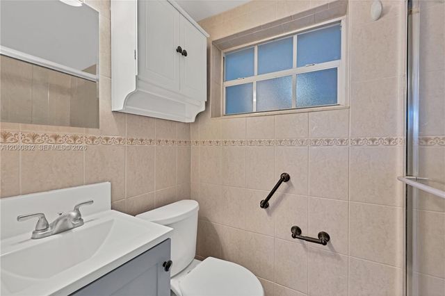 818 NE 3rd St, Hallandale Beach, FL 33009