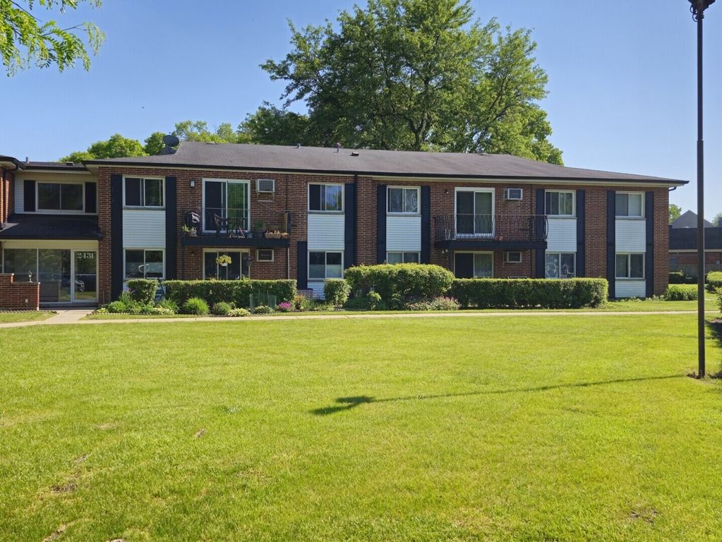 2431 E Brandenberry Court 2M, Arlington Heights, IL 60004