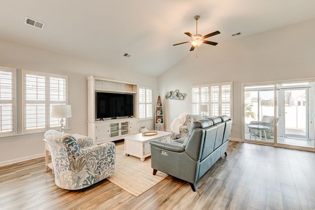 417 Heathside St., Murrells Inlet, SC 29576