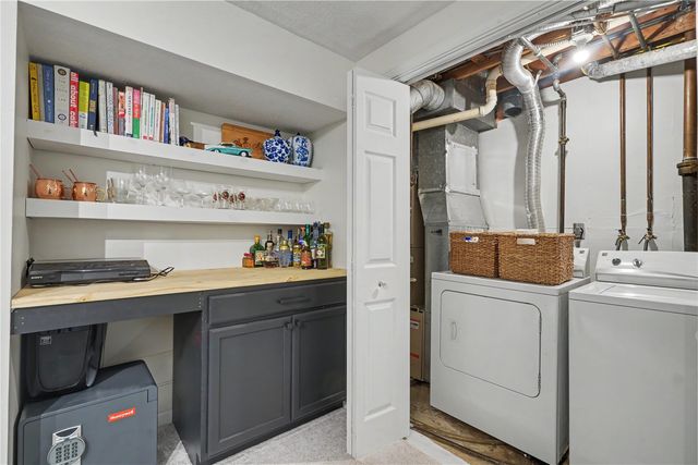 221 Windsor Drive NE, Cedar Rapids, IA 52402