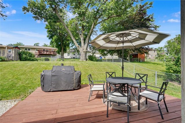 221 Windsor Drive NE, Cedar Rapids, IA 52402