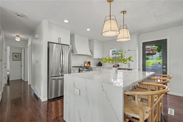 221 Windsor Drive NE, Cedar Rapids, IA 52402