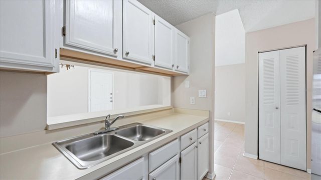 4033 CROCKERS LAKE BOULEVARD 28, Sarasota, FL 34238