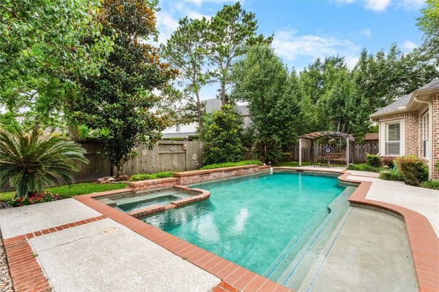 131 E Beckonvale Circle, The Woodlands, TX 77382
