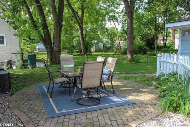 23451 Seneca Street, Oak Park, MI 48237