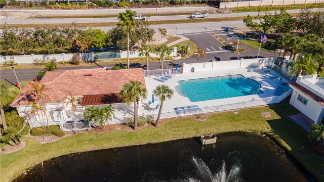 504 7th Square 103, Vero Beach, FL 32962