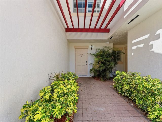 504 7th Square 103, Vero Beach, FL 32962