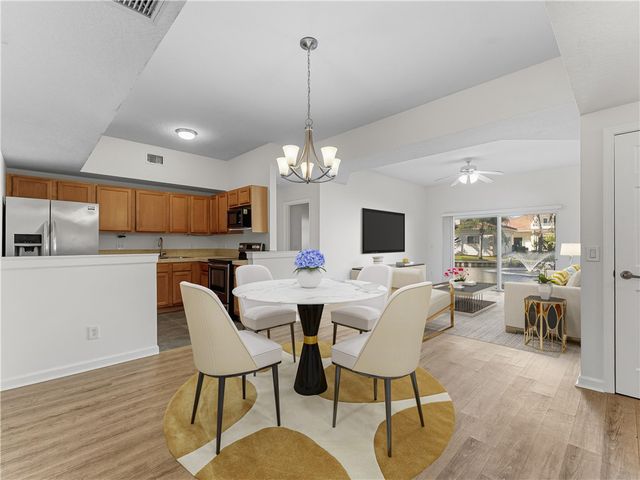 504 7th Square 103, Vero Beach, FL 32962